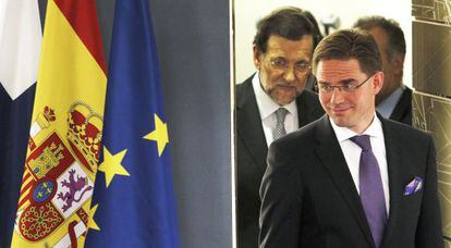 Mariano Rajoy, detr&aacute;s del primer ministro finland&eacute;s, Jyrki Katainen.