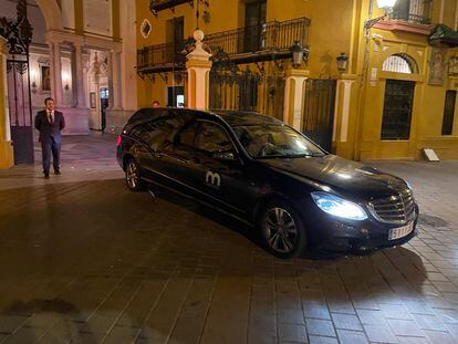 Un coche fúnebre salía de la basílica de La Macarena con los restos del auditor militar Francisco Bohórquez, el miércoles en Sevilla.