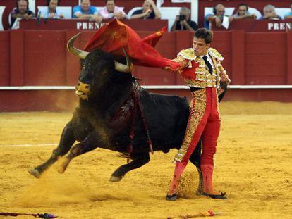 El torero El Juli durante su segundo toro en la corrida de toros de la Feria de Agosto, en la Plaza de Toros de La Malagueta.