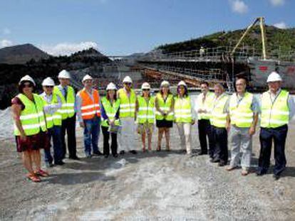 Fotografía facilitada por el Ministerio de Fomento de la titular del Departamento, Ana Pastor (c), entre otros, durante la visita que ha realizado hoy a las obras de la autovía del Mediterráneo (A-7) en la provincia de Granada.