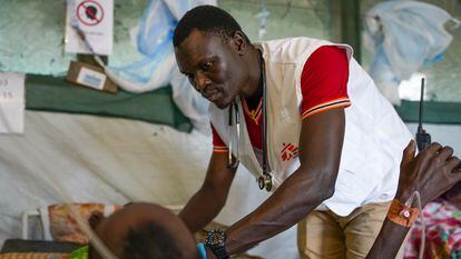 Isaac Batali, doctor y miembro de Médicos Sin Fronteras en Sudán del Sur, atiende a un paciente enfermo.