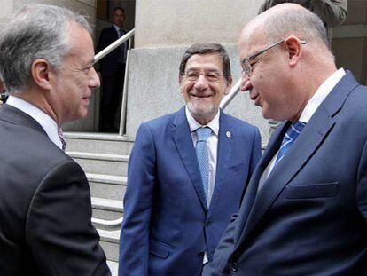 El fiscal Superior, Juan Calparsoro saluda a Urkullu en presencia del presidente del Superior, Juan Luis Ibarra