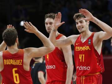 Juancho celebra el pase a semifinales con El Chacho y Pau.