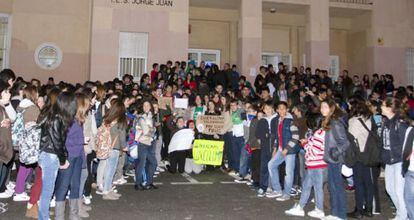 Protesta de alumnos del IES Jorge Juan de Alicante por el corte de luz
