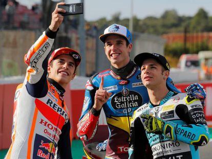 Marc Marquez poses with su hermano Alex Marquez y el campeón de Moto 3 Lorenzo Dalla Porta, este fin de semana pasado en el Circuito de Valencia.