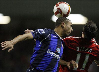 Riera disputa la pelota a Anton Ferdinand durante el partido Liverpool-Sunderland.