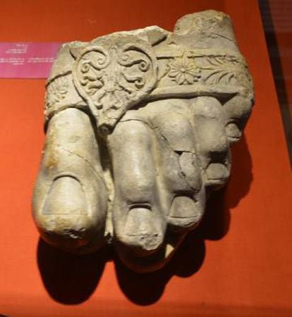 El pie de Zeus es una escultura de mármol de 21 centímetros de ancho y 27 de largo, hallada en el yacimiento de Ai Khanum, al norte de Afganistán, uno de los principales asentamientos del reino greco-bactriano.