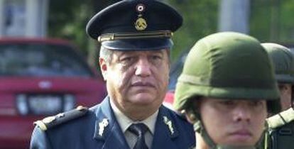 El general mexicano Mario Arturo Acosta Chaparro acude escoltado a un juicio en 2002.