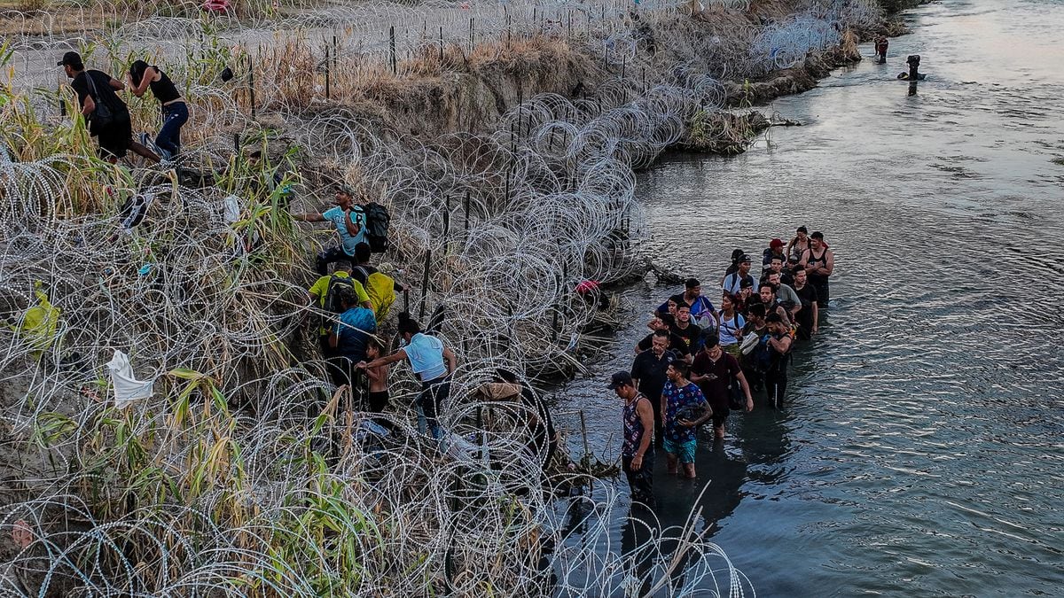 Texas eleva el pulso con Biden en su disputa por la frontera y se niega a retirar el alambre de púas | Internacional | EL PAÍS