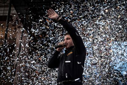 Samuel García celebra su triunfo en la Macroplaza, en la ciudad de Monterrey.