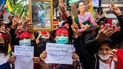 Protestas contra la junta militar birmana  para exigir la liberación de Aung San Suu Kyi, este viernes en Bangkok.