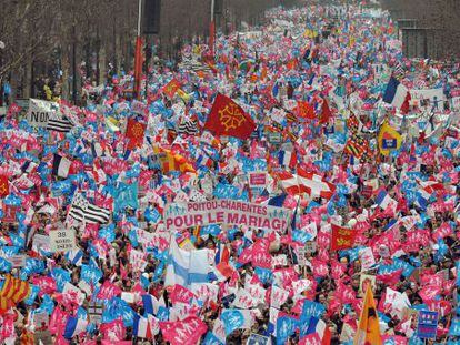 Cientos de miles de personas se manifiestan en París contra el matrimonio homosexual.