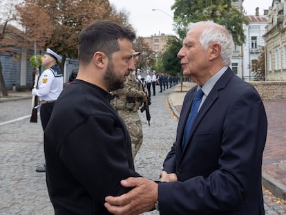 El presidente ucranio, Volodímir Zelenski, y el Alto Representante de la UE para Asuntos Exteriores y Política de Seguridad, Josep Borrell, se estrechan la mano durante un homenaje a los caídos en la guerra ruso-ucrania este domingo en Kiev (Ucrania).