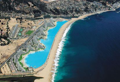 Según el libro Guinness, la de San Alfonso del Mar es la piscina más grande del mundo. Se aprecia claramente en Google Maps.