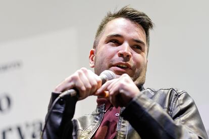 El vocalista del grupo Supersubmarina, José Marín, durante la presentación del libro 'Algo que sirve de luz', este jueves en Madrid.