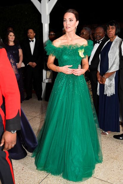 Jenny Packham, diseñadora en la que tantas veces ha confiado, está detrás de este espectacular vestido verde que lució en su viaje a Jamaica.