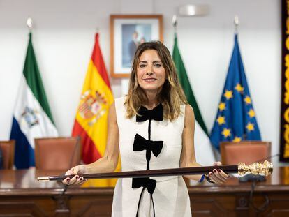 La popular Ana Mata muestra el bastón de mando de la ciudad tras convertirse en la primera mujer alcaldesa de Mijas (Málaga) este jueves.