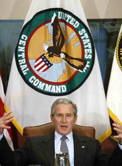 El presidente George W. Bush, en una reunión con mandos militares ayer en Tampa.