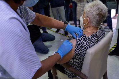 Una sanitaria vacuna a una mujer en la residencia de mayores Vista Alegre, de Madrid, el pasado 22 de septiembre.
