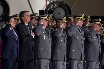 El presidente Bolsonaro y su vicepresidente, el general de la reserva Hamilton Mourão, este sábado en la academia militar de Agulhas Negras, en Resende (Brasil).