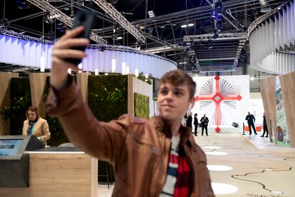 Cantabria estrena en Fitur un espacio protagonizado por el Año Jubilar Lebaniego, que comenzará el 16 de abril de 2023 con la apertura de la Puerta del Perdón del monasterio de Santo Toribio de Liébana, al pie del parque nacional de los Picos de Europa. El principal elemento del estand es el Lignum Crucis, logotipo del Año Jubilar, colocado en suspensión en varios planos creando un juego óptico. También hay una zona expositiva dedicada a Beato de Liébana, a la que se accede por un holograma de la Puerta del Perdón.