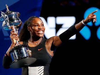 Serena Williams sostiene su trofeo 23 de Grand Slam, en Australia (2017)