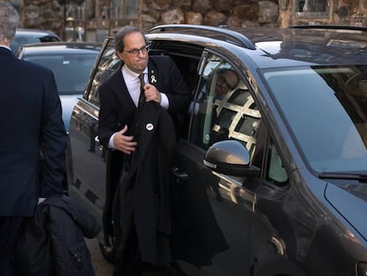 Quim Torra saliendo de su coche oficial.