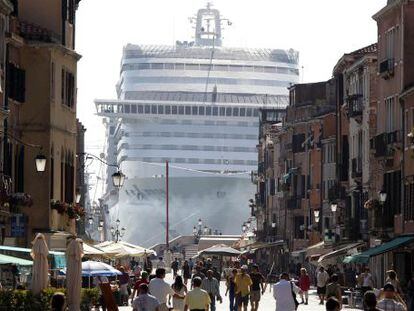 El crucero &#039;MSC Divina&#039; atracado en la laguna de Venecia en 2012.