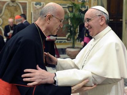 Tarsicio Bertone felicita al papa Francisco tras su elecci&oacute;n en marzo.