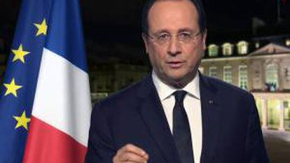 Captura de video cedido de una transmisión de la televisión francesa que muestra al presidente francés, Francois Hollande, durante un saludo por el Año Nuevo 2014, en París.