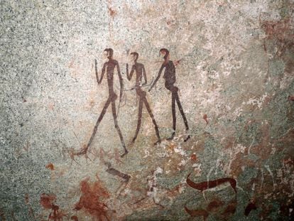 Pintura rupestre en Brandberg (Namibia) de figuras antropomorfas y antílopes.