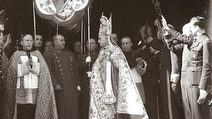 El dictador Francisco Franco, bajo palio, junto al obispo Eijo Garay.