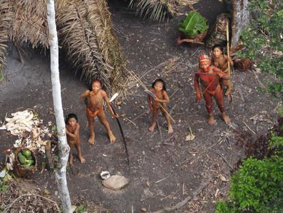 Miembros de una tribu aislada del Amazonas brasile&ntilde;o.