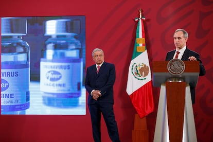 El subsecretario de Salud, Hugo López-Gatell, y el presidente Andrés Manuel López Obrador en una conferencia de prensa en el Palacio Nacional.