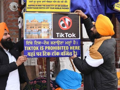 Voluntarios sij del Templo Dorado de Amritsar, en India, cuelgan en febrero un cartel en el que se lee "TikTok prohibido aquí"