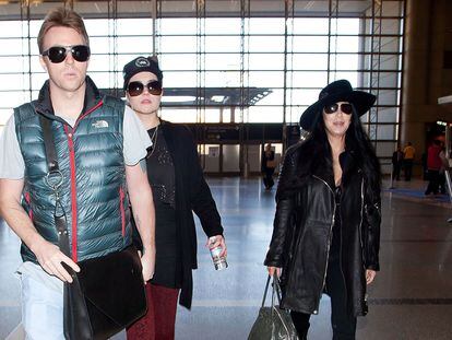 Cher y su hijo Elijah Blue Allman, en el aeropuerto de Los Ángeles, en diciembre de 2012.