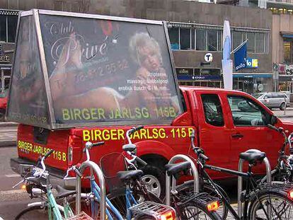Un vehículo anuncia un club de <i>strip-tease</i> en una céntrica calle de Estocolmo.