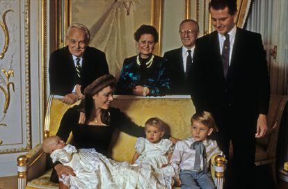Rainiero de Mónaco junto a sus consuegros Fernanda Biffi Casiraghi y Giancarlo Casiraghi. En el sofá, la princesa Carolina y su marido, Stefano Casiraghi y los tres hijos de ambos.