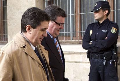 El expresidente del Gobierno balear, Jaume Matas (izquierda), junto a su abogado Miquel Arbona, a su llegada a los juzgados de Palma. 