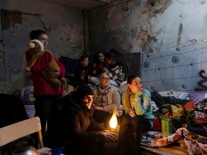 Varias personas en un refugio en Mariupol, Ucrania, el domingo 6 de marzo.