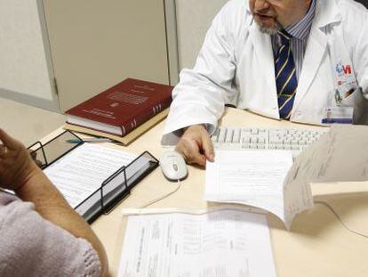 Una paciente en la consulta del médico en una imagen de archivo.