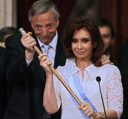 La presidenta Cristina Fernández de Kirchner posa con su marido Néstor Kirchner, a las puertas del Congreso en Buenos Aires, poco después de ser investida como presidenta.