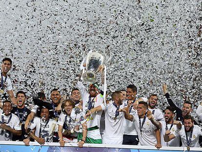 Los jugadores del Real Madrid levantan la Copa entre una lluvia de papelillos