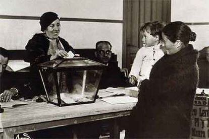 Una mujer acude a votar con su hijo en brazos, en una imagen tomada en 1933 por el conocido fotógrafo Alfonso.