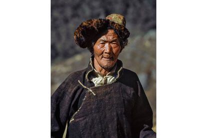 En pueblos de Nepal, la prenda típica de los sherpas es una túnica de mangas largas llamada 'chhuba' (en la imagen), atada a la cintura con una faja de tela llamada kara. Las chhuba se hacían de lana gruesa hilada en casa, y hay una variante, la 'lokpa', hecha con cuero de oveja.