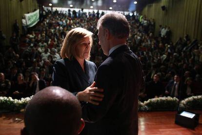 El presidente de Colombia Juan Manuel Santos saluda a Yolanda Pinto, víctima de la guerra con las FARC.