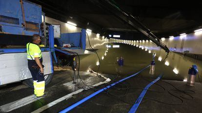 Un operario achica agua del túnel inundado en Marqués de Vadillo esta mañana.
