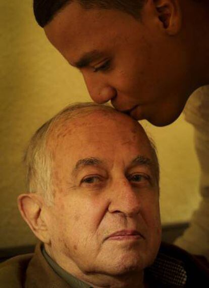 Juan Goytisolo, en noviembre de 2014 en su casa de Marrakech con su ahijado Jalid.