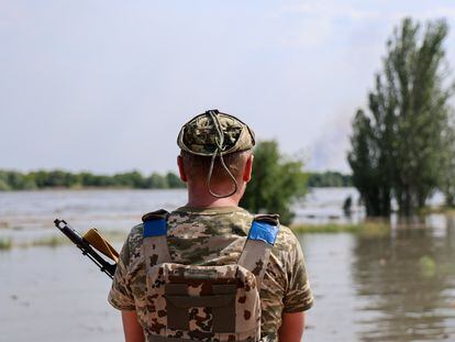 Un militar ucranio, en una calle inundada por la rotura de la presa de Nova Kajovka, en Jersón, el 6 de mayo.