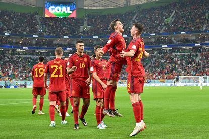 Gavi y Laporte celebran el quinto gol de España en la victoria ante Costa Rica. 